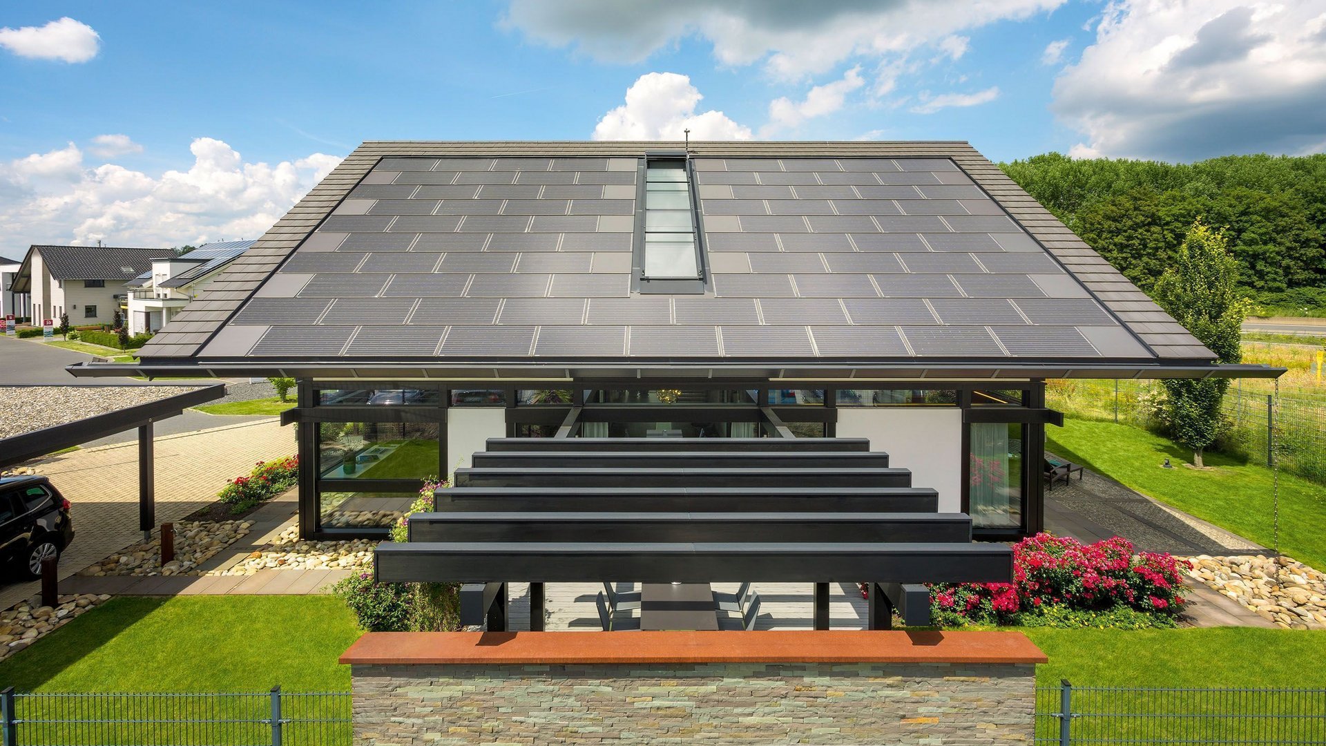 Modernes Haus mit Solarpanelen und Gartenansicht Konstruktionsansicht eines Hauses mit Solarpanelen und gepflegtem Garten