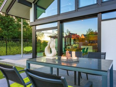 HUF house modum 810 3 Helles Architektenhaus mit Gartenmöbeln und modernen Designelementen