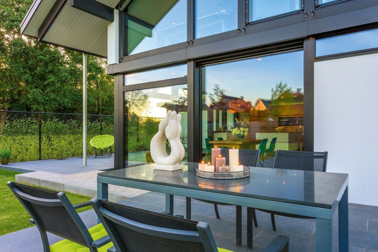 Helles Architektenhaus mit Gartenmöbeln und modernen Designelementen