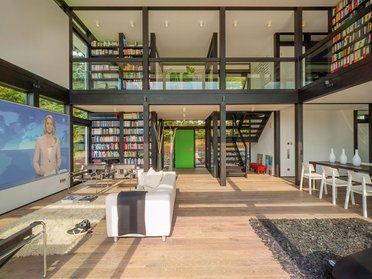 Helles und modernes Fachwerkhaus mit offenem Wohnbereich und Bücherregalen