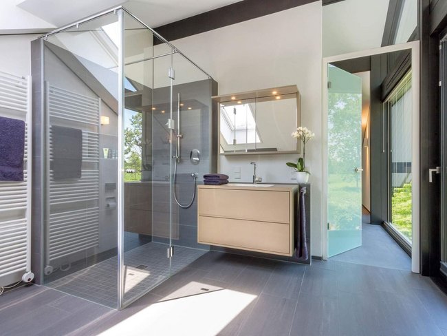 HUF house modum 810 25 Elegantes Badezimmerdesign mit moderner Ausstattung und großen Fenstern