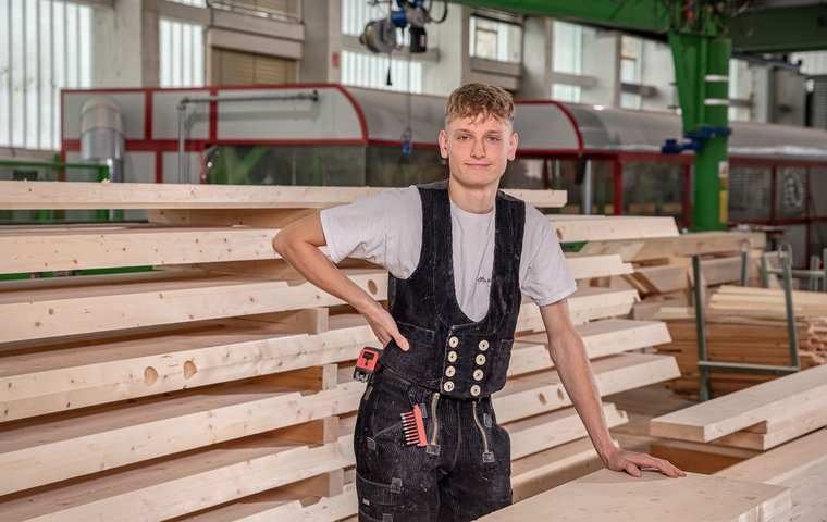 Junger Holzarbeiter in einer Werkstatt Zimmerer (m/w/d)