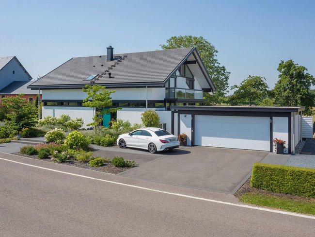 Stilvolles modernes Haus mit grüner Umgebung und geräumiger Einfahrt