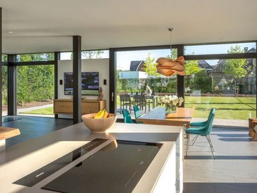 HUF house modum 810 16 Helle Küche und Essbereich in einem Architektenhaus mit Blick auf den Garten