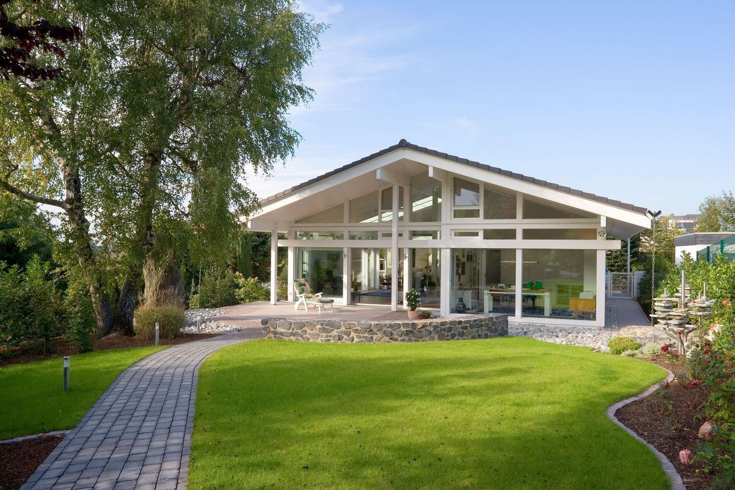 Ansicht eines HUF Bungalows in hochwertiger Ausstattung und Garten