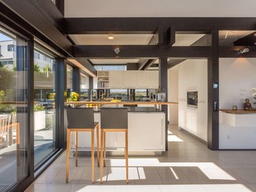 Offene Küche in einem HUF Haus mit zeitlosem Design und viel Licht