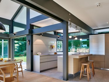 Großzügige Küche in modernem Architektenhaus mit Fachwerkbauweise