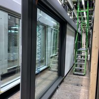 Fensterframe mit Leitern und Ausrüstung in einer Bauumgebung