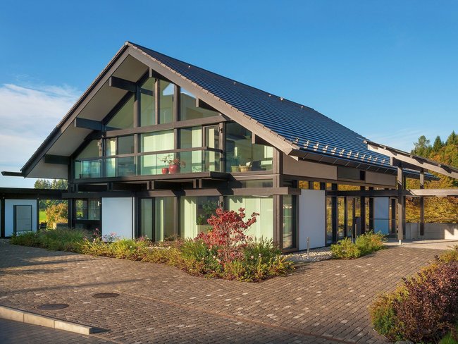 Ansicht eines modernen Hauses mit Glas und Holzdetails