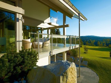 Exklusives Architektenhaus von HUF HAUS Moderne Fachwerkbauweise mit großzügigen Glasflächen und eleganter Ausstattung