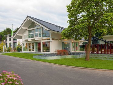 Helles und geräumiges modernes Wohnhaus in einer Gartenlandschaft