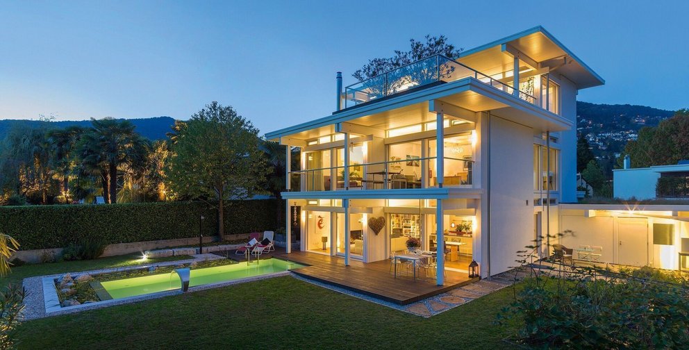 Elegante Architektur der Villa mit Garten und beleuchtetem Pool