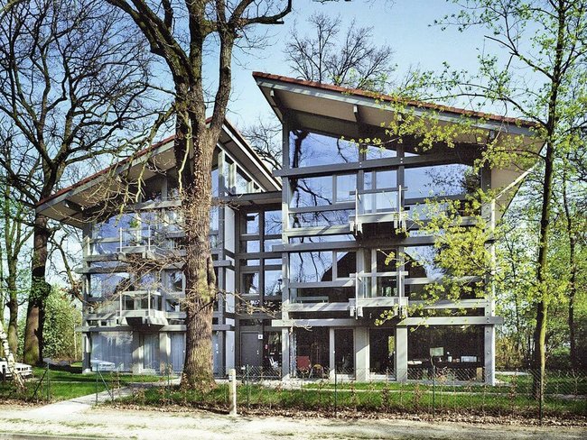Offenes und großzügiges Mehrfamilienhaus von HUF HAUS mit großen Fenstern