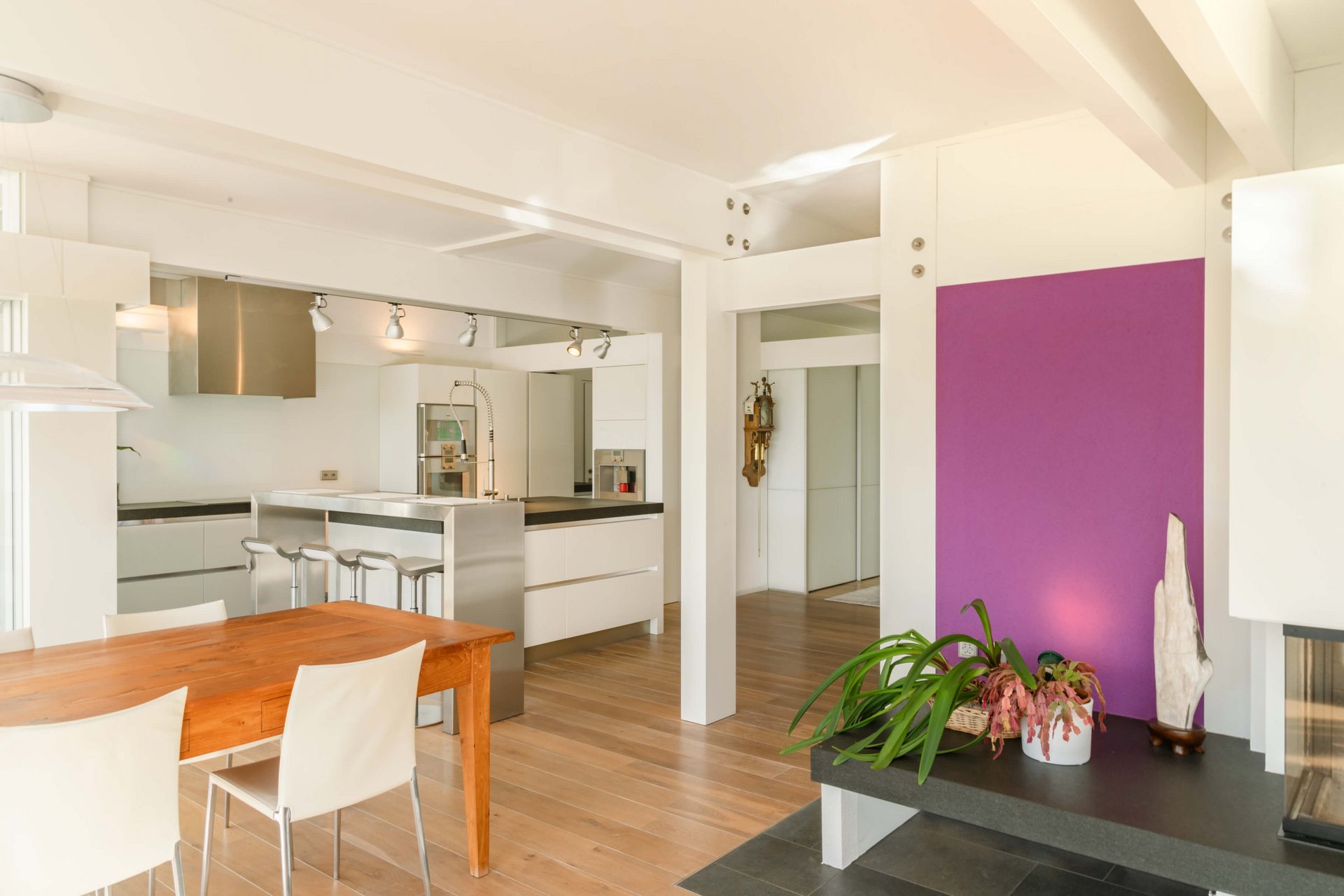 Innenansicht eines modernen Hauses mit offenem Wohnraum und Küche