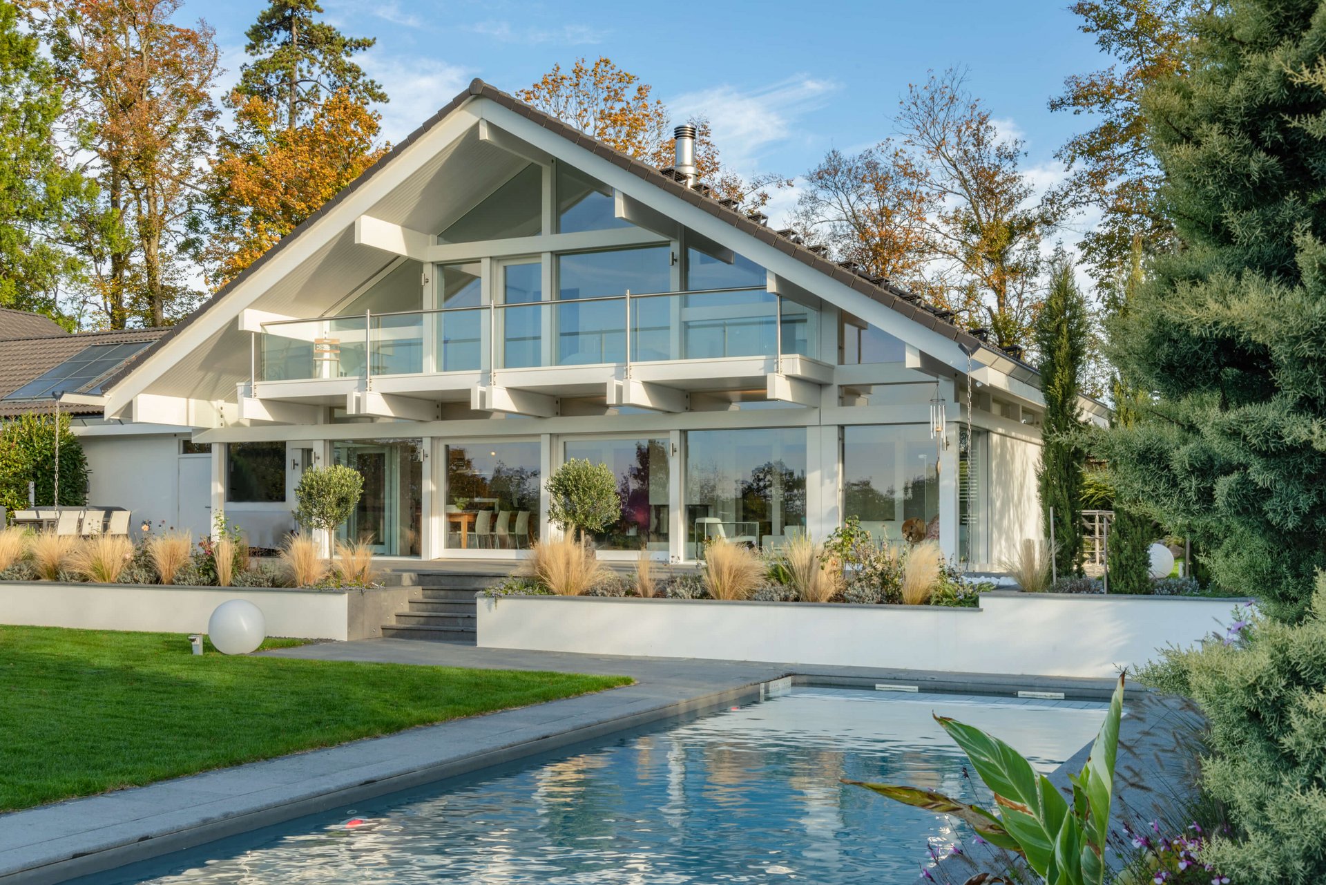 Innovatives Haus mit Glasfassade und modernem Design