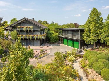 Moderne HUF Architektur mit Garten und Garagenansicht