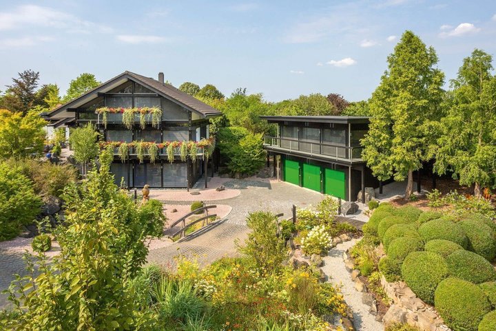 HUF Haus mit Dreifach-Garage und Bürogebäude Moderne HUF Architektur mit Garten und Garagenansicht