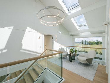 Eleganter Wohnbereich mit modernen Möbeln und großen Fenstern
