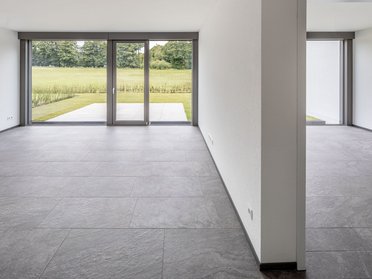 Fertighaus-Innenraum mit großen Fenstern und offener Fläche