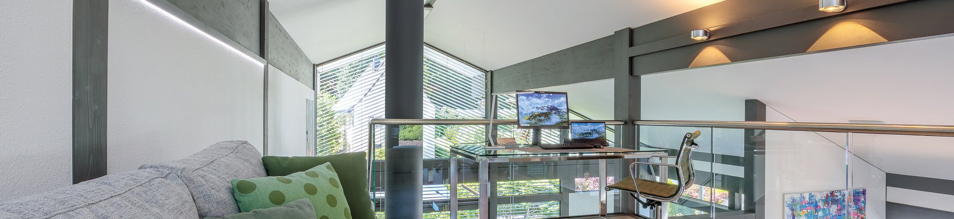 Stylischer Innenraum mit Arbeitsplatz und Aussicht im Loft-Stil