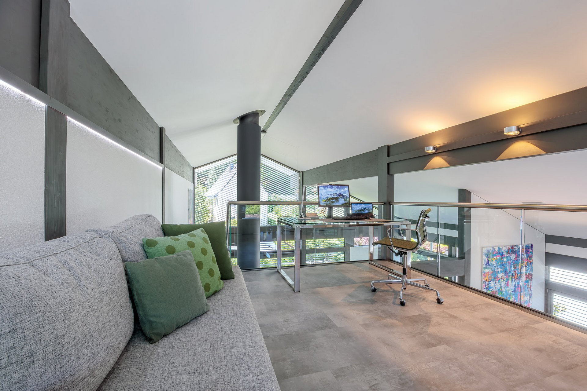 Moderne Loft mit Arbeitsplatz und gemütlicher Sitzecke Stylischer Innenraum mit Arbeitsplatz und Aussicht im Loft-Stil