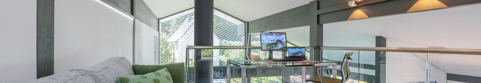 Moderne Loft mit Arbeitsplatz und gemütlicher Sitzecke Stylischer Innenraum mit Arbeitsplatz und Aussicht im Loft-Stil