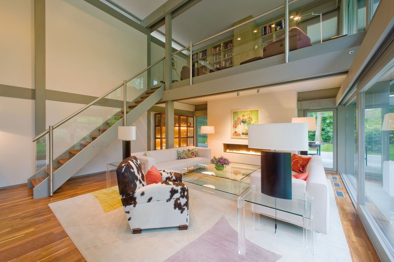 Heller Wohnraum mit elegantem Design und hochwertigen Materialien