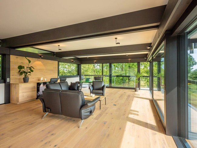 Modernes HUF Haus mit großzügigem Innenraum und viel Glas
