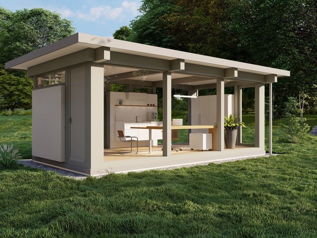 Gartenhütte mit Fensterfront und modernem Interieur in der Natur