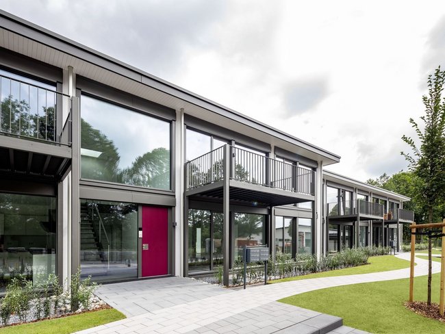 Fertighäuser mit Glasfassade und modernen Designelementen