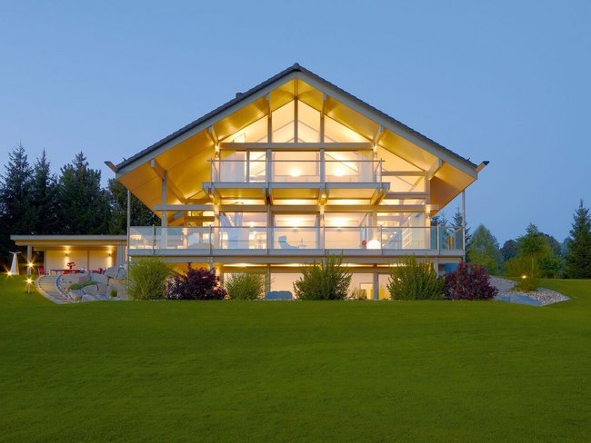 Exklusives HUF HAUS in moderner Fachwerkbauweise Architektenhaus mit großzügigen Glasflächen