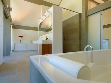 Moderne Badezimmergestaltung mit eleganter Ausstattung Luxuriöses Bad mit großzügigen Spiegeln und modernen Armaturen