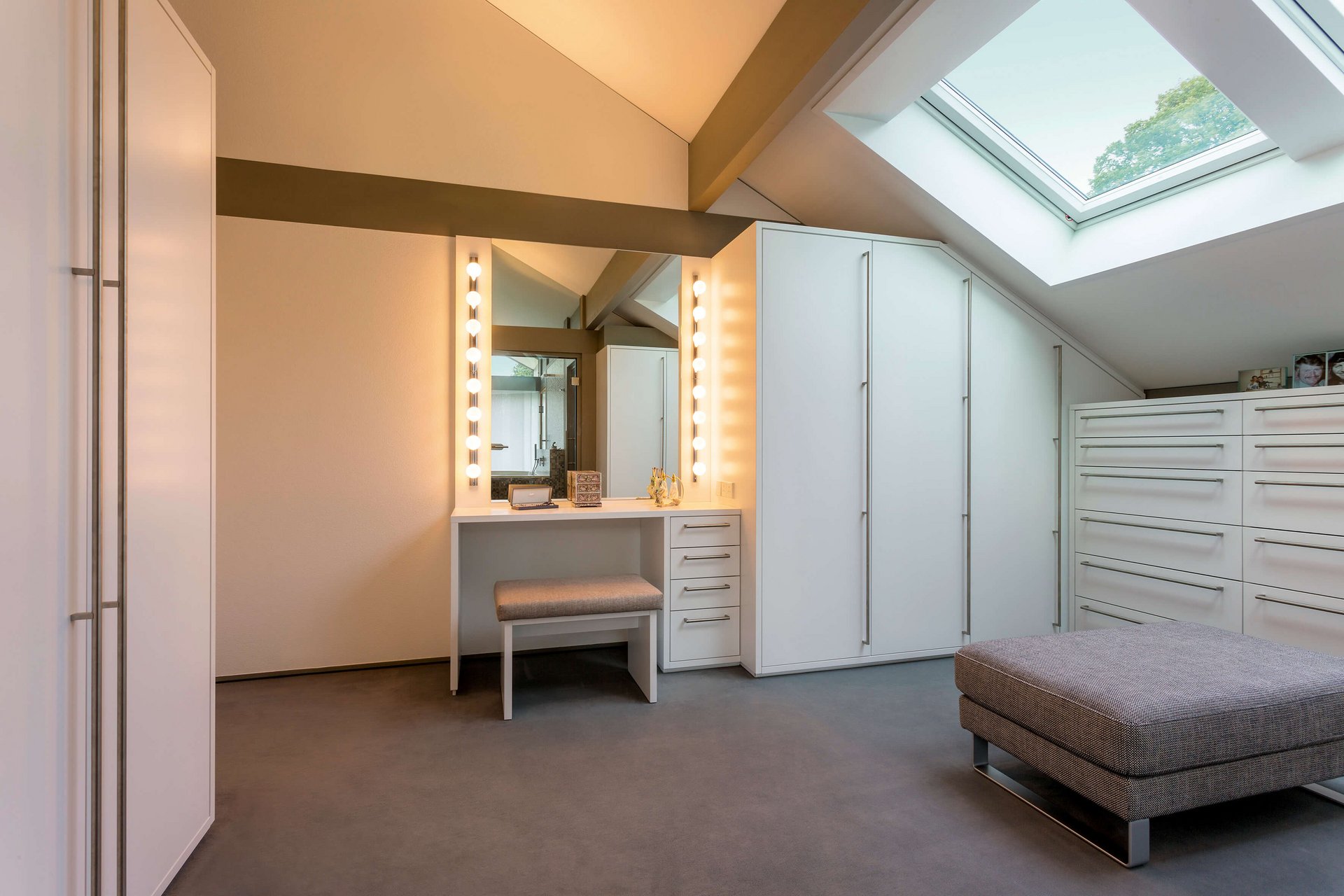 Helles Schlafzimmer mit großem Fenster, Schminktisch und viel Stauraum