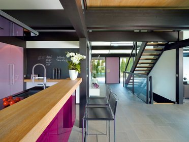 Innenansicht eines modernen Architektenhauses mit Holz und Glas