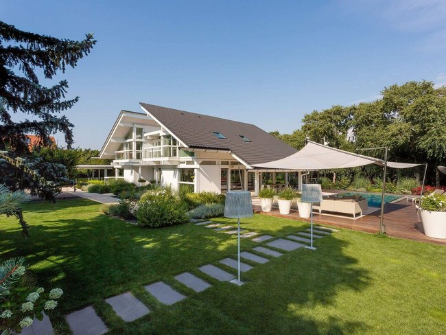 Weißes Fachwerkhaus mit offenem Wohnkonzept und großzügigem Garten