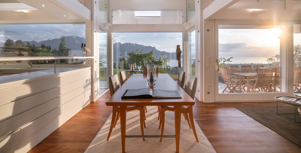 Elegantes Esszimmer mit großen Fenstern und natürlichem Licht