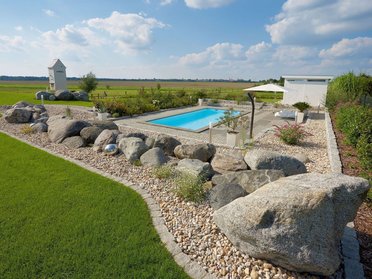 Fachwerkhaus HUF HAUS ART 4 mit Poolanlage Ansicht eines Fachwerkhauses mit Pool und landschaftlicher Gestaltung