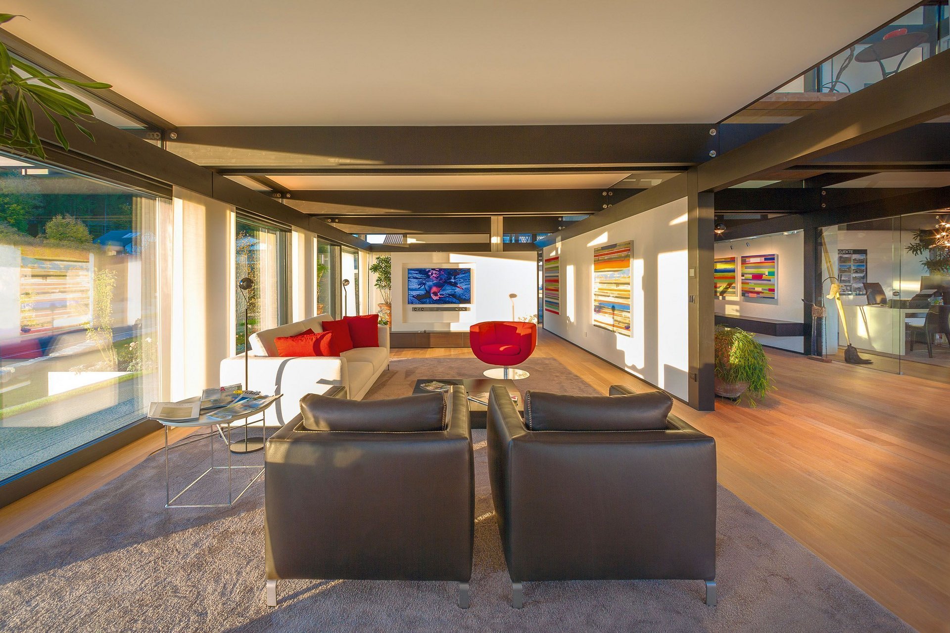 Helle und stilvolle Lounge mit Fernseher und Kunstwerken.
