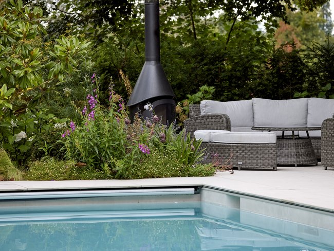 Modernes HUF Haus mit Pool und gemütlichem Sitzbereich