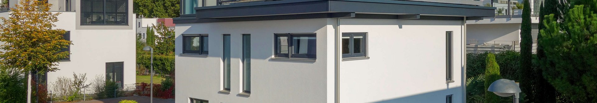 Modernes Bestandshaus mit HUF Aufstockung Haus mit stilvollem Design, moderner Aufstockung und grünem Umfeld