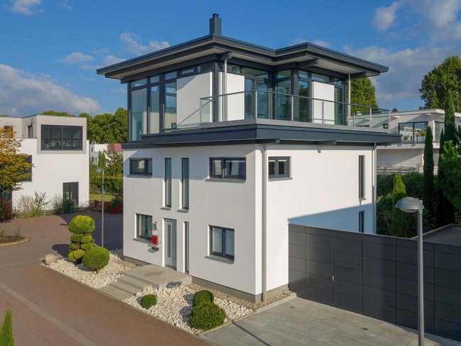 Haus mit stilvollem Design, moderner Aufstockung und grünem Umfeld