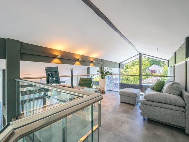 Geräumiges Loft mit eleganter Einrichtung und Blick ins Grüne