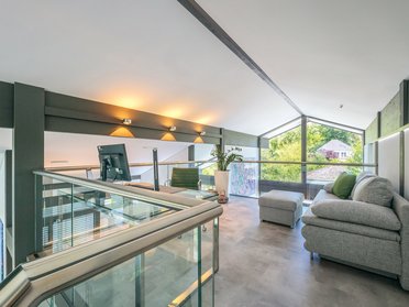Geräumiges Loft mit eleganter Einrichtung und Blick ins Grüne