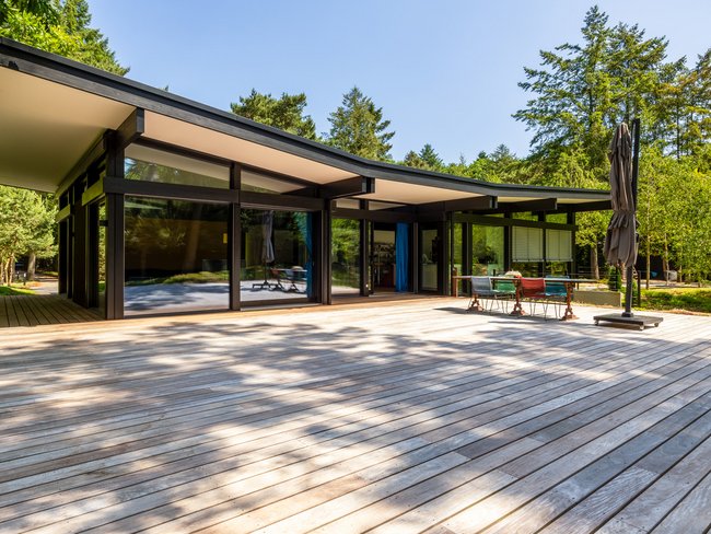 Moderner HUF Bungalow in Traumhaus-Stil HUF Bungalow mit Holzdeck und modernem Design im Freien
