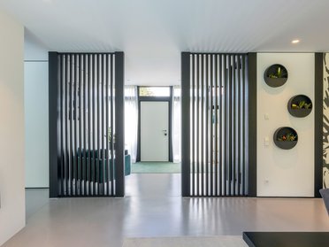 Lichtdurchflutetes Architektenhaus mit offenen Räumen Modernes Interieur mit eleganten Trennwänden und Pflanzen