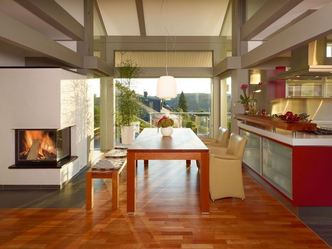 HUF Haus ART 3 grau Fachwerkhaus 6 Offene Bauweise mit Essbereich und Blick auf die Natur