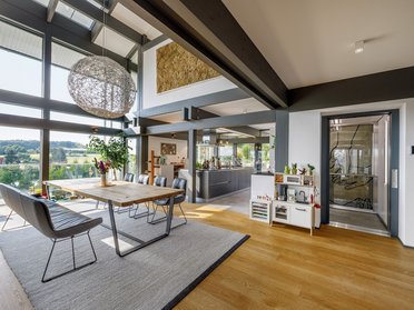 Helle Innenansicht eines Architektenhauses mit modernem Design