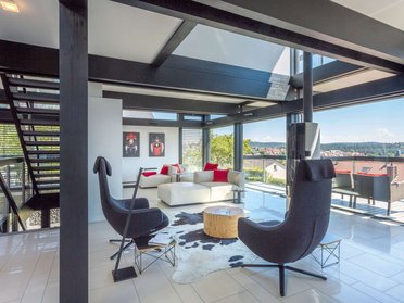 Innenansicht eines HUF Hauses mit eleganten Möbeln und viel Licht
