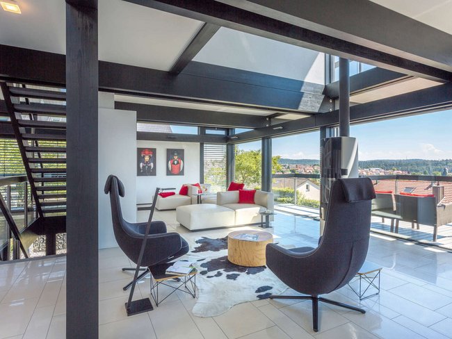 Modernes HUF Haus mit Glas-Architektur und offenem Design Innenansicht eines HUF Hauses mit eleganten Möbeln und viel Licht