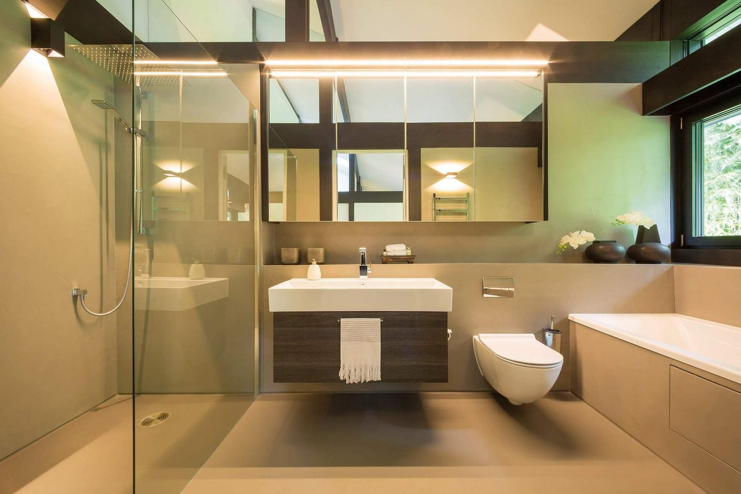 Luxuriöses Badezimmer mit Glasdusche und minimalistischer Gestaltung